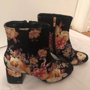 Super Cute Floral ankle boots. Size 9